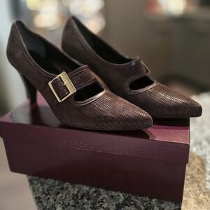 Elegant Brown Heels with Gold Buckle